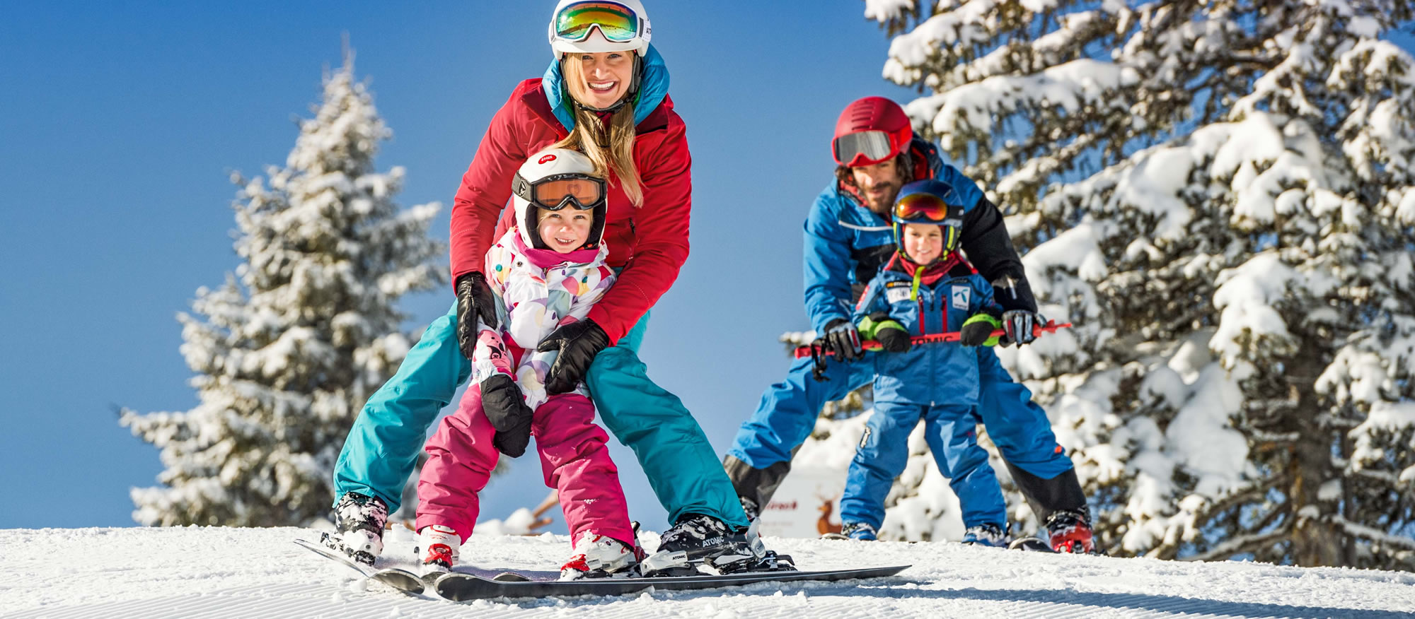 Familie im Skiurlaub © Flachau Tourismus