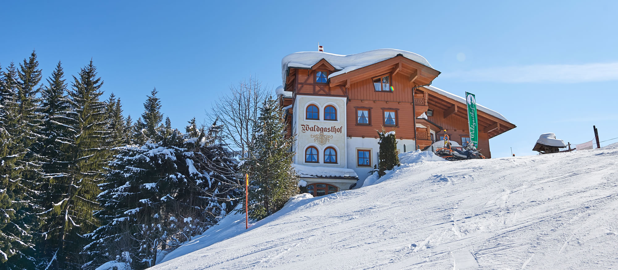 Hotel Waldgasthof im Winter, direkt an der Skipiste