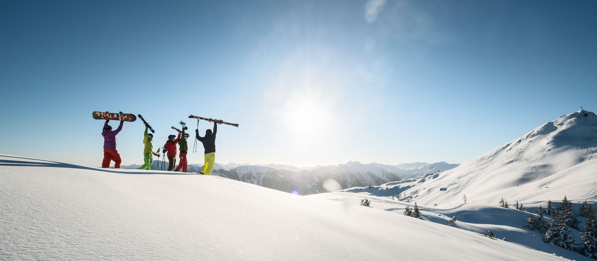 Skifahrer auf verschneitem Berg © Flachau Tourismus