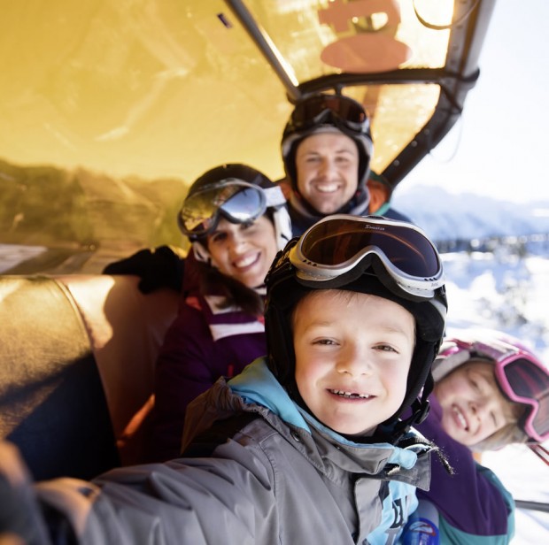 Familie beim Skifahren © Flachau Tourismus