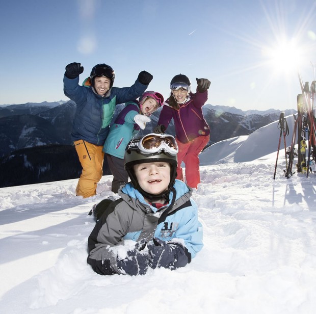 Familie beim Skifahren in snow space Salzburg © Flachau Tourismus